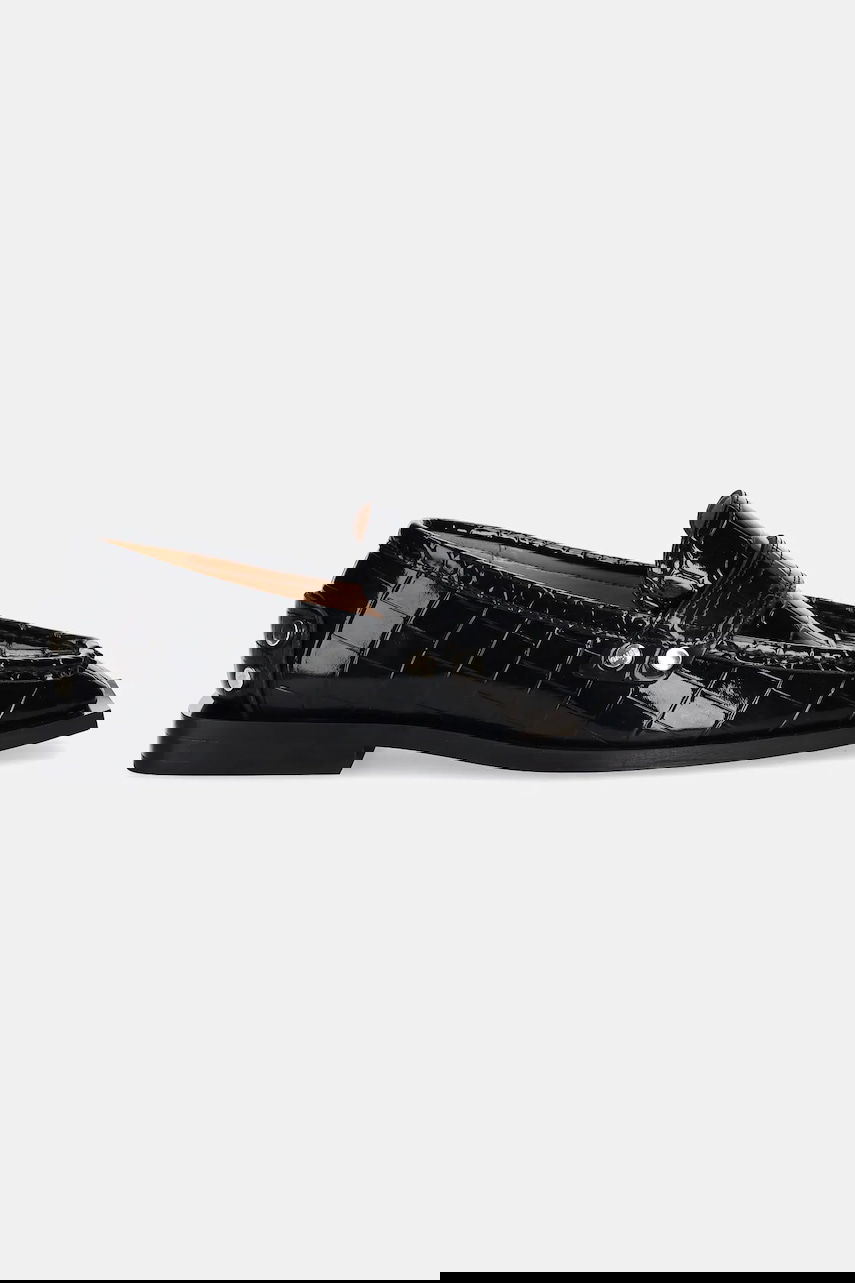 Sneakers och skor GANNI GANNI Studs Square Toe Shiny Croco Loafers Svart | S3014, 1