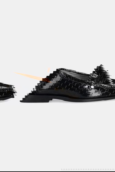 Sneakers och skor GANNI GANNI Studs Square Toe Shiny Croco Loafers Svart | S3014, 1