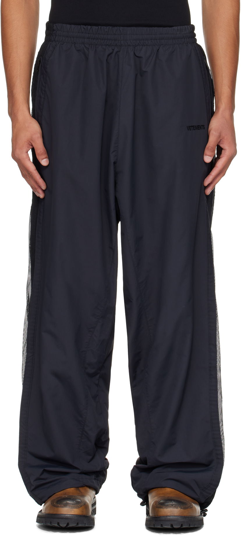 Träningsbyxor VETEMENTS VETEMENTS Mesh Panel Track Pants Svart | UH76GP700B