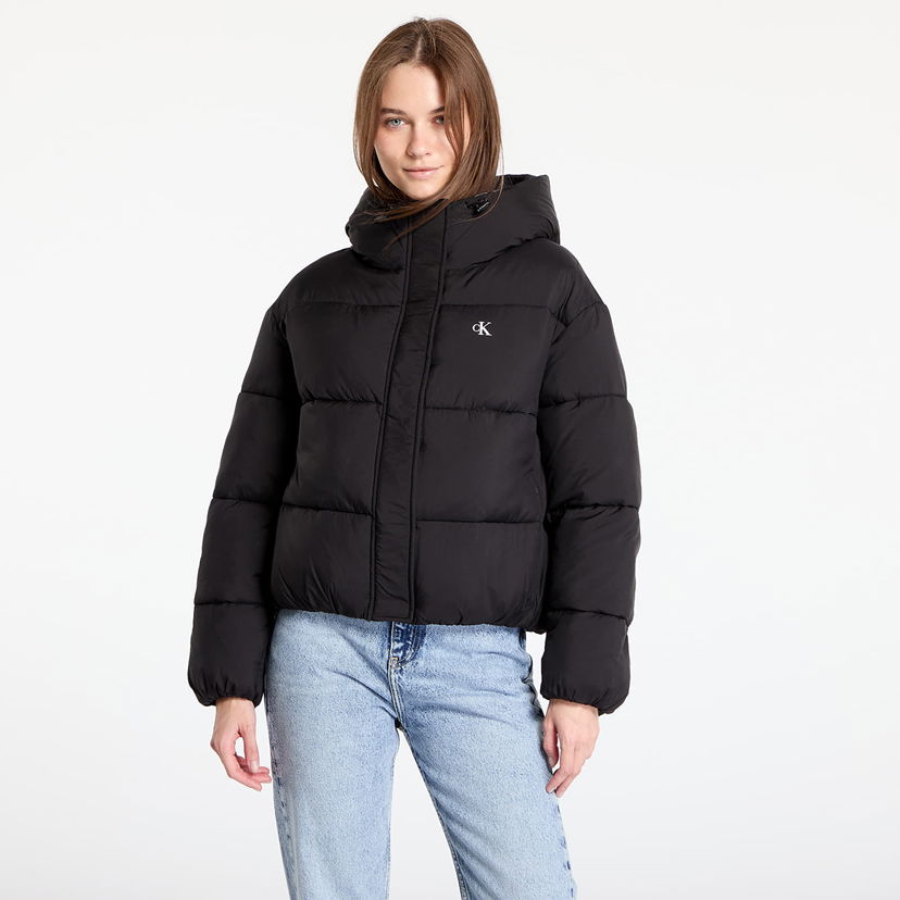 Pufferjacka CALVIN KLEIN Logo Short Hooded Puffer Jacket Black Svart | J20J224112 BEH