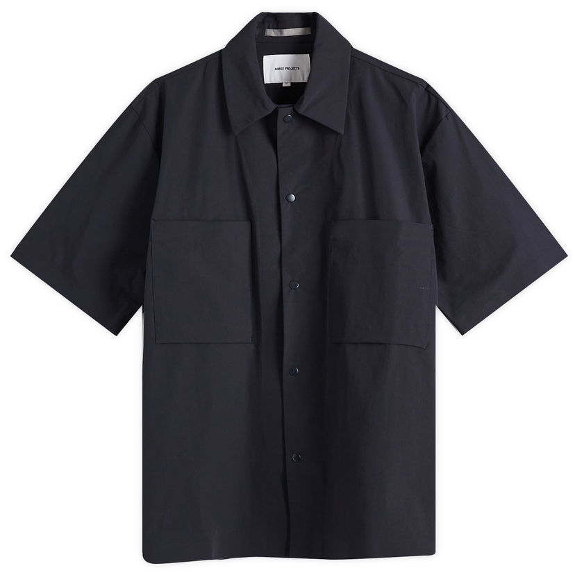 Skjorta NORSE PROJECTS Hermann Travel Light Short Sleeve Shirt, Size Large Mörkblå | N40-0824-7004