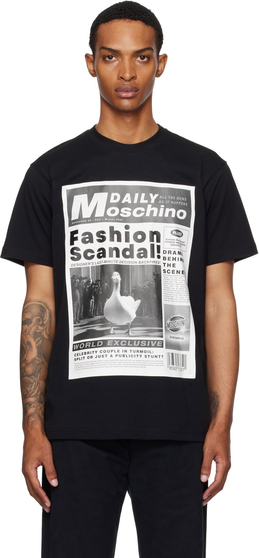 T-shirt Moschino Moschino Daily Newspaper Graphic Tee Svart | 252ZZ072452411555