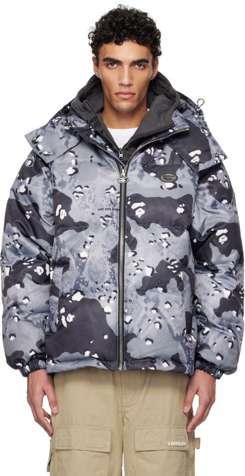 Pufferjacka AAPE by A Bathing Ape AAPE by A Bathing Ape Aape 29.5 Main Camo Down Jacket Grå | AAPDNM7666XXNBKG