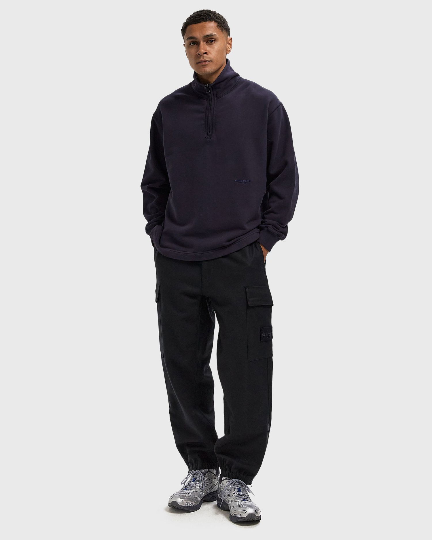 Cargo byxor Stone Island Elasticated Waist Cargo Trousers with Zipped Cuffs Svart | K2S153100021S0F24.V0020, 1