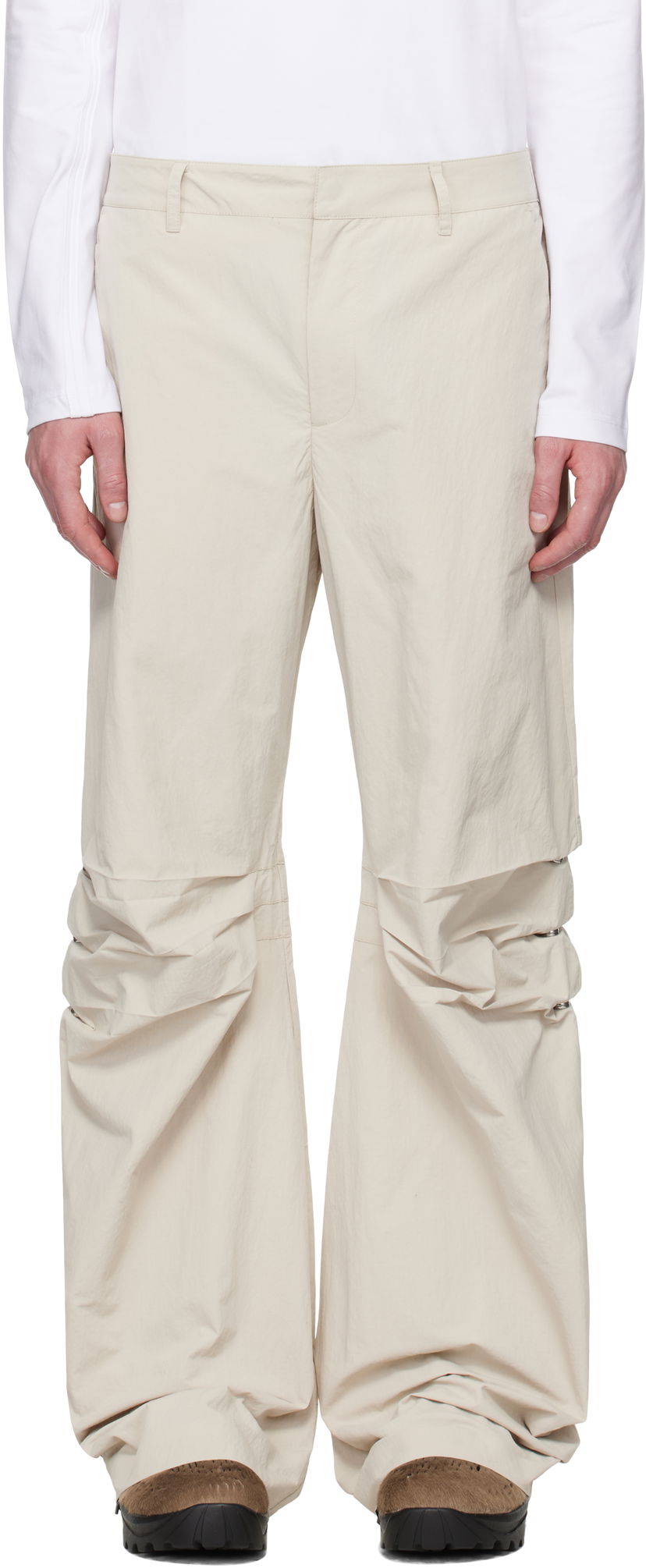 Byxor HELIOT EMIL HELIOT EMIL Ferro Gathered Trousers Beige | SS25_M_10_193_ST18