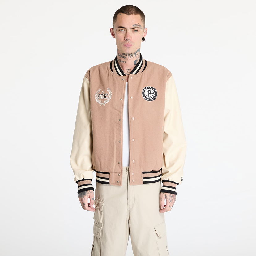 Bomberjacka New Era Lifestyle Beige Varsity Jacket Beige | 60574502