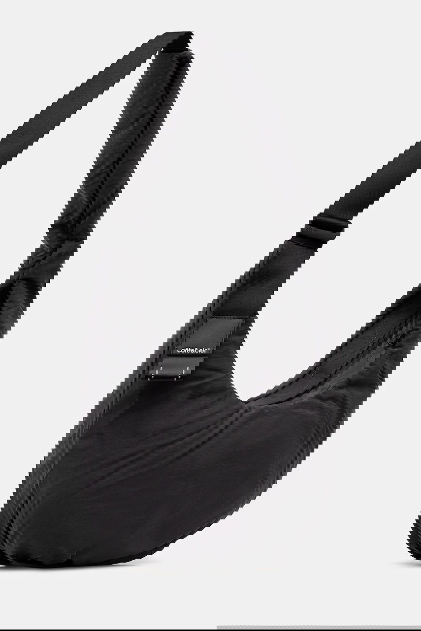 Axelväska côte&ciel Padded Sling Bag Hyco S Svart | 29208.119, 1