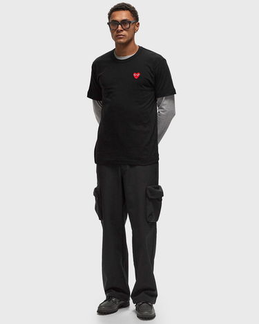 T-shirt Comme des Garçons Black Short Sleeve T-Shirt With Red Emblem Svart | AX-T108-051-BLACK, 1