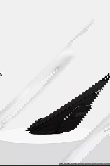 Axelväska Maison Margiela MM6 Maison Margiela Asymmetric Sling Bag Svart | SB5WG0019.P8504.T8013, 5