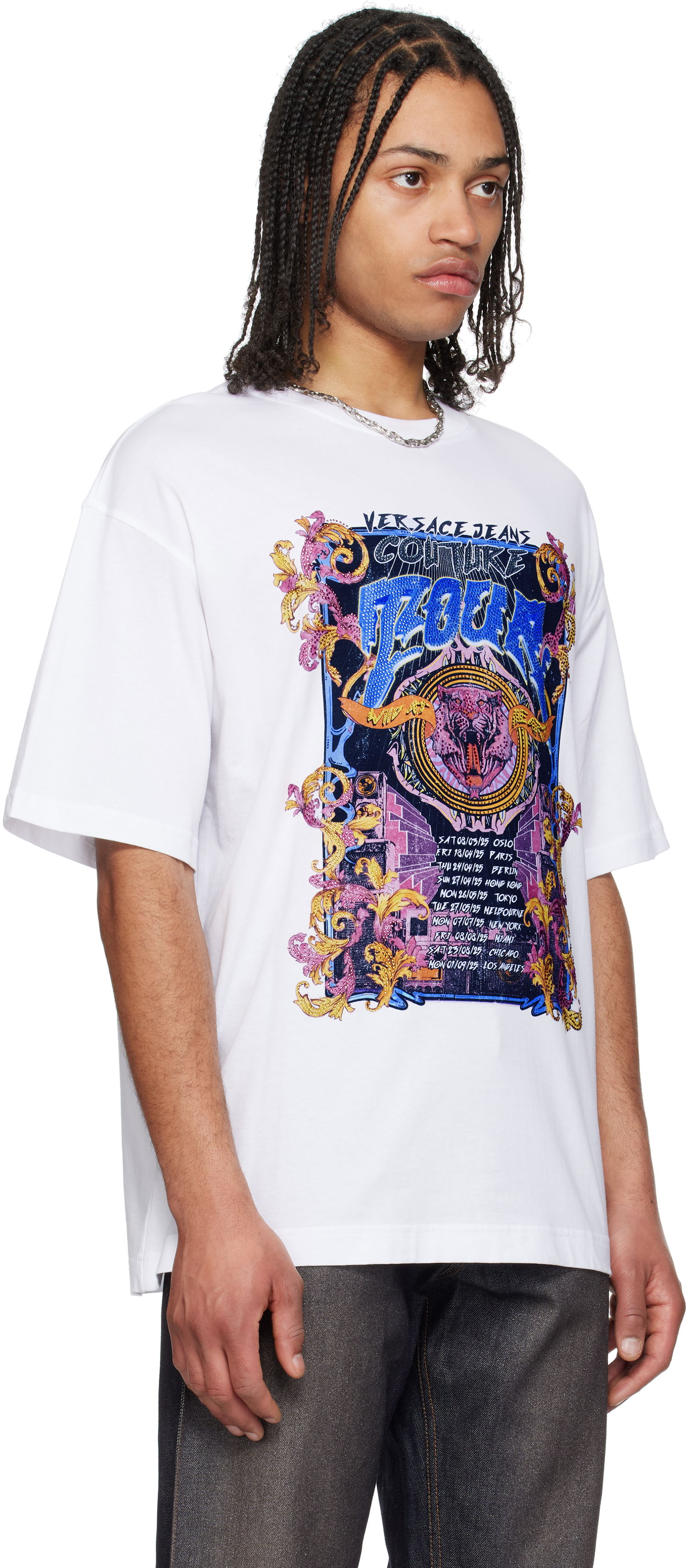 T-shirt Versace Versace Jeans Couture Logo Tour Graphic T-Shirt Vit | E78GAHC03_ECJ01C, 1