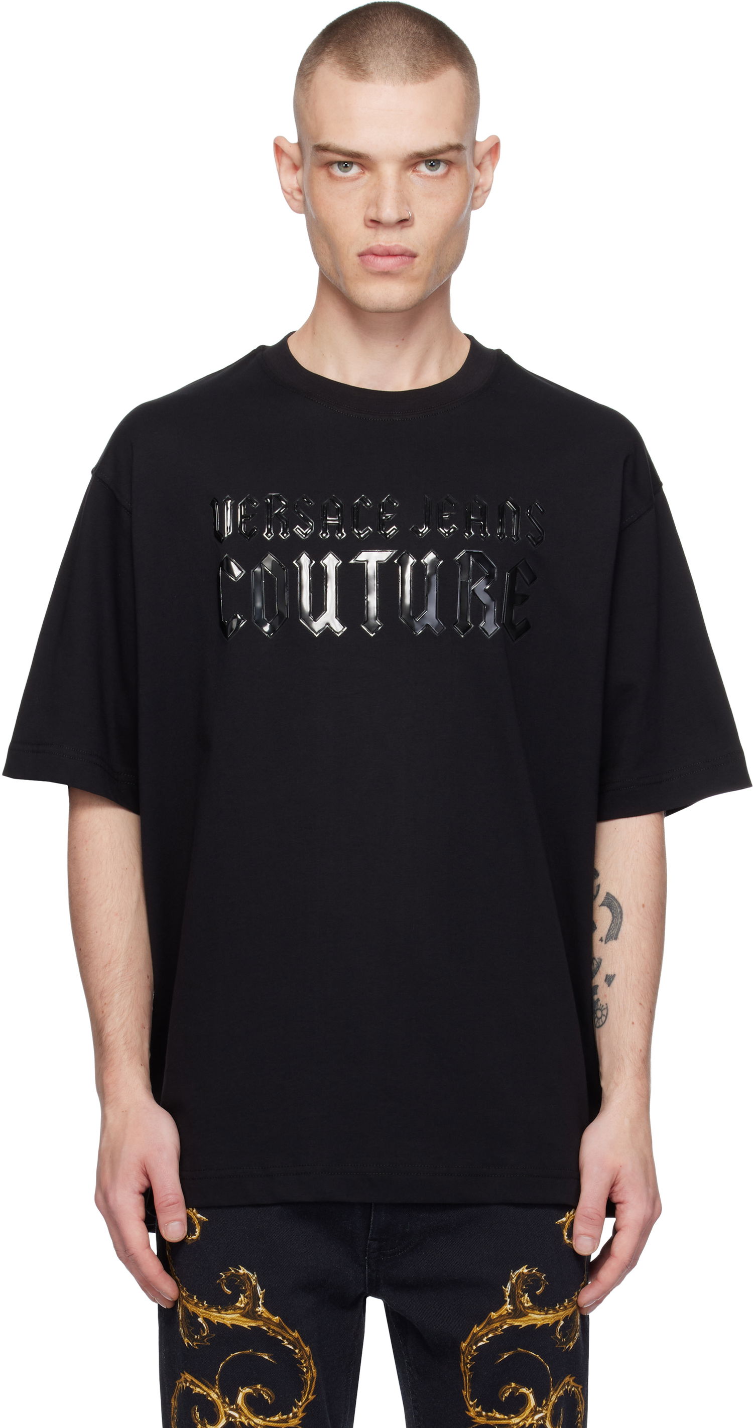 T-shirt Versace Gothic Logo Relaxed Fit T-Shirt Svart | E77GAHL02_ECJ01L, 0