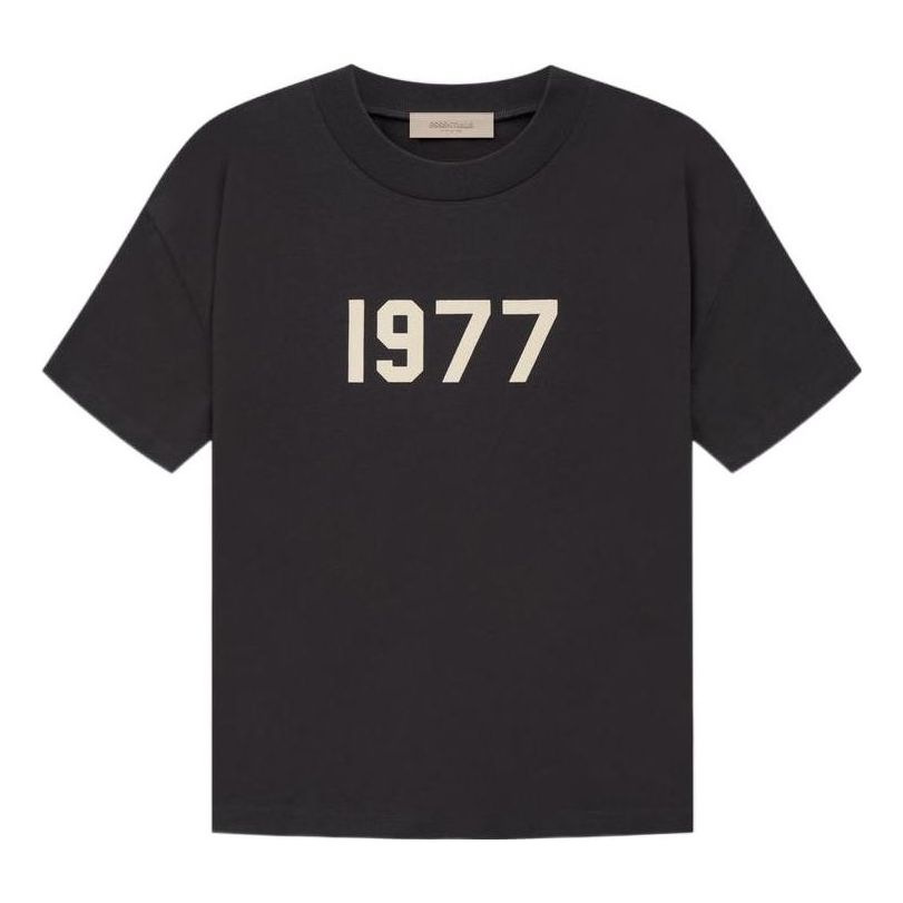 T-shirt Fear of God Fear of God Essentials 1977 Logo T-Shirt Svart | 125BT212000F