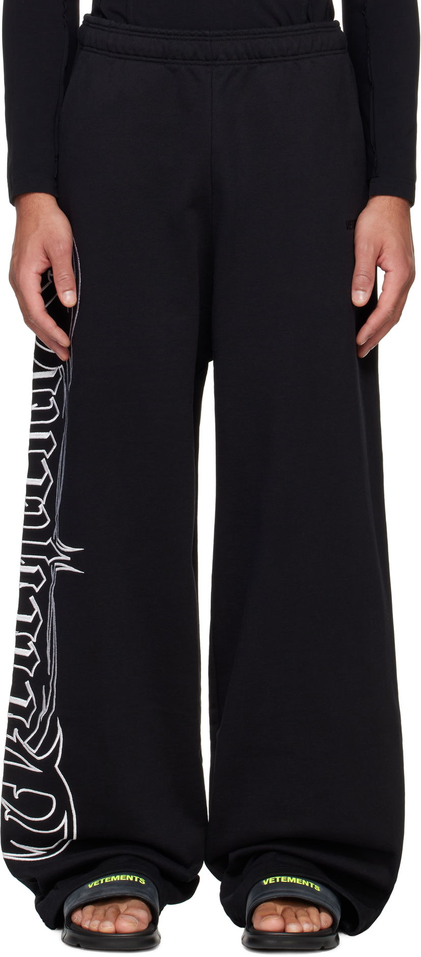 Träningsbyxor VETEMENTS Metal Embroidered Sweatpants Svart | UA66SP620B