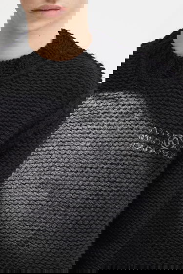 Sweater Maison Margiela Chunky Knit Sweater with Distressed Spotlight Effect and Signature Numbering Logo Svart | SH2HL0029.M13173.900S, 3