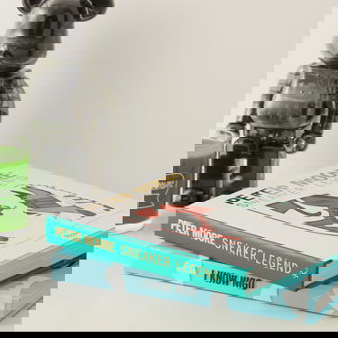 Bok och tidning Rizzoli Peter Moore: Sneaker Legend by Jason Coles/Jacques Chassaing/Tinker Hatfield Vit | 9780847835430, 5