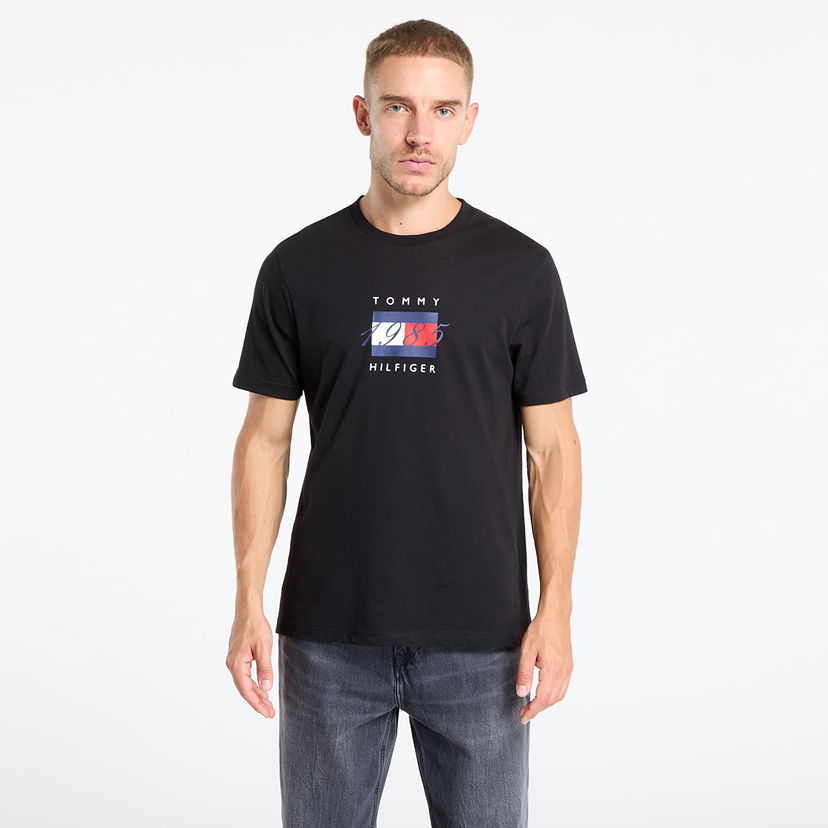 T-shirt Tommy Hilfiger Tommy Hilfiger Linear Flag Graphic Tee Svart | MW0MW41338 BDS