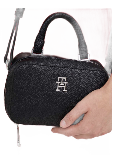 Handväska Tommy Hilfiger Emblem Small Bag Svart | AW0AW14880