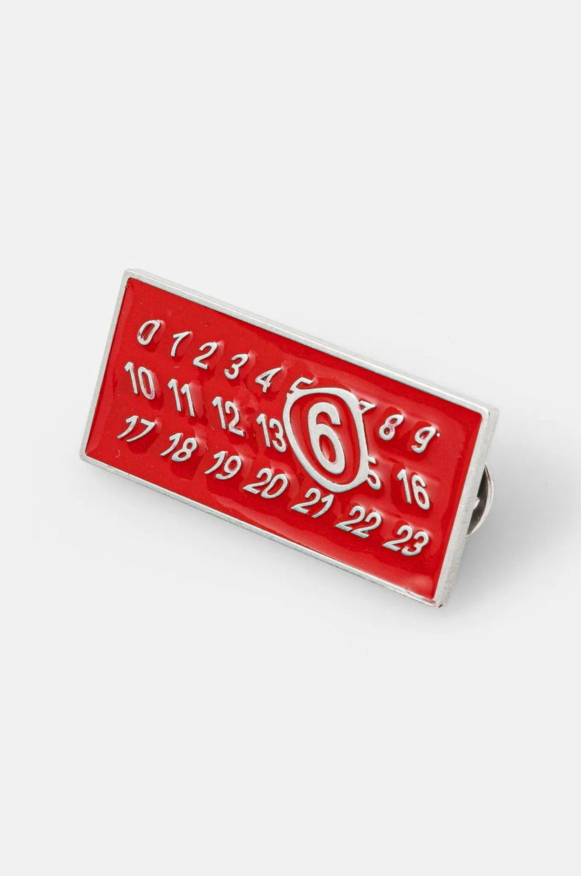 Pin Maison Margiela Numbers Logo Red Enamel Pin Röd | SM7VK0021.P7070