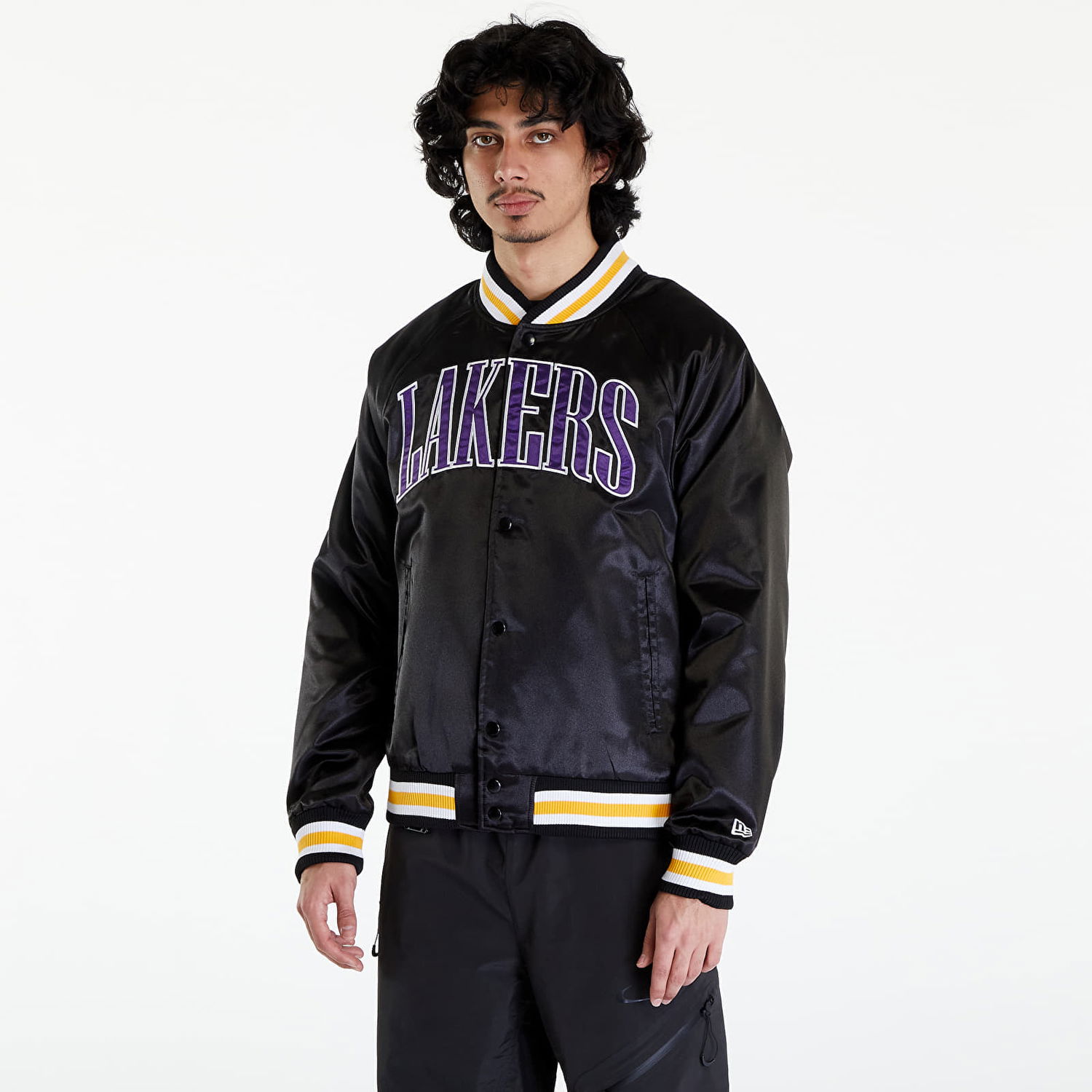 Bomberjacka New Era LA Lakers NBA Applique Satin Bomber Jacket UNISEX Black/ True Purple Svart | 60435452, 0