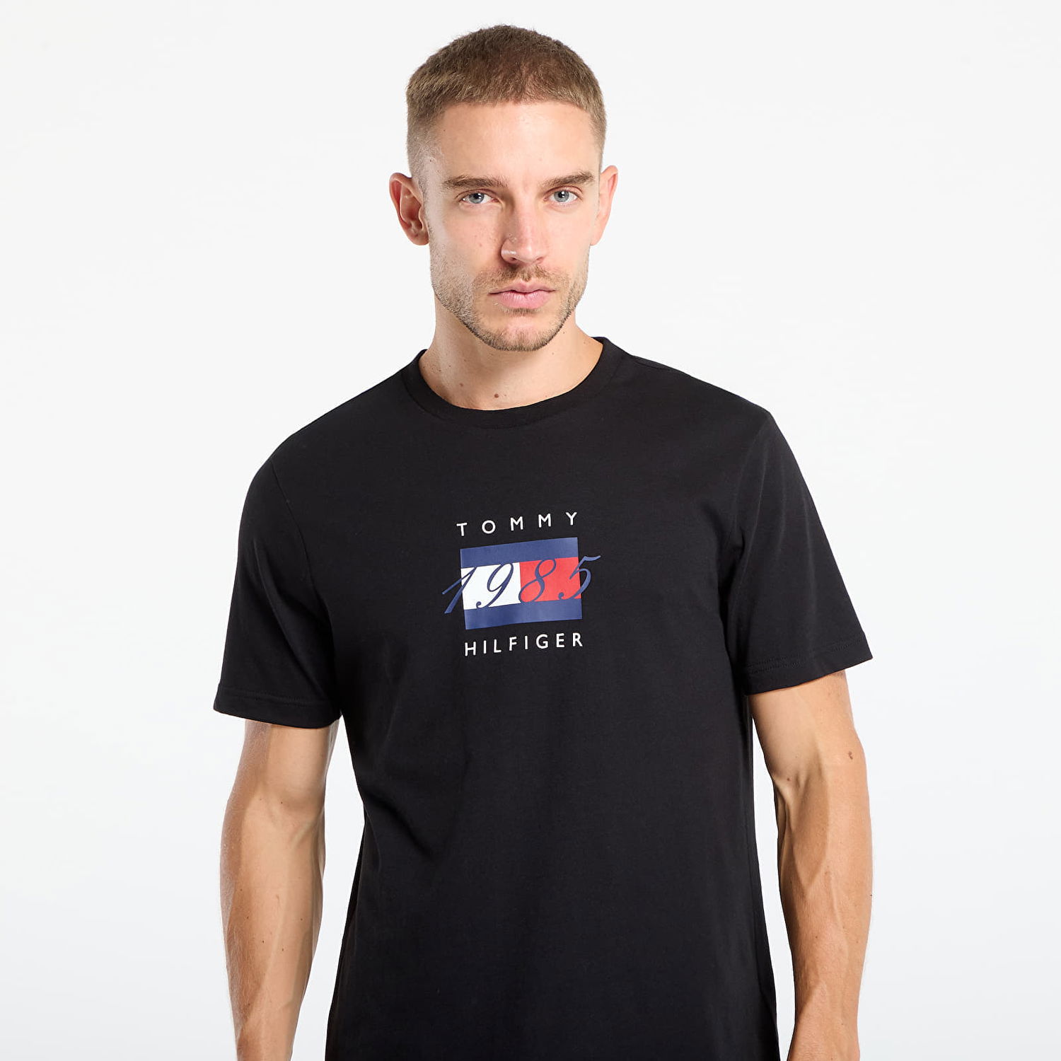 T-shirt Tommy Hilfiger Tommy Hilfiger Linear Flag Graphic Tee Svart | MW0MW41338 BDS, 1